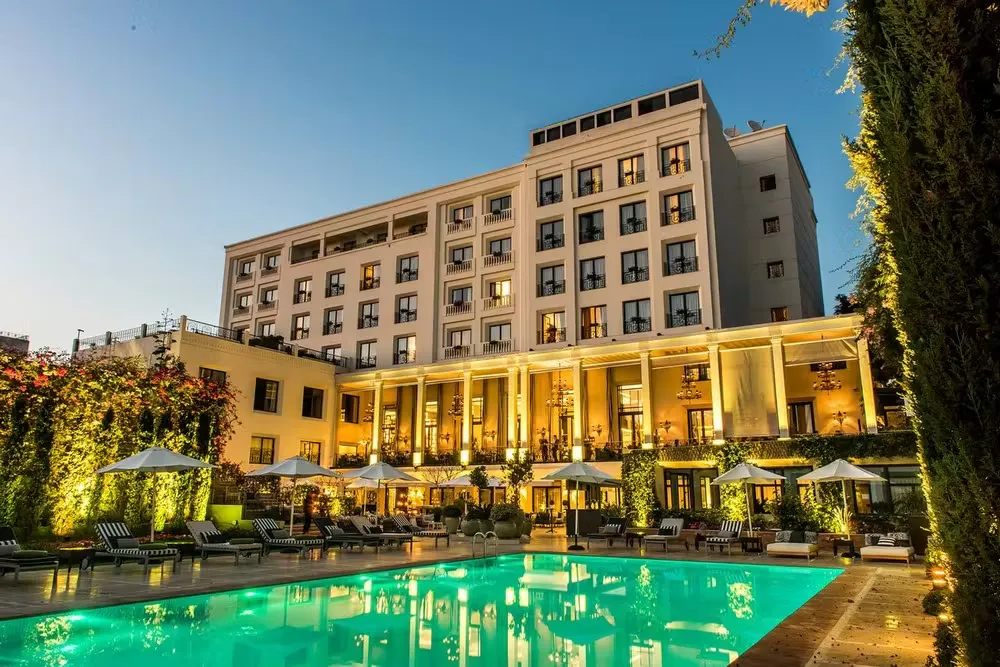 Le Casablanca Hôtel, la façade et la piscine au coucher du soleil