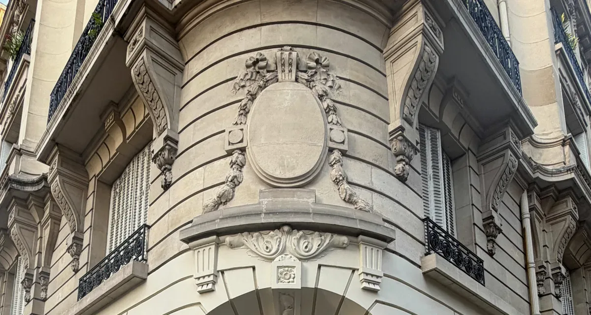 L'angle de l'immeuble haussmannien, avenue de Camoëns