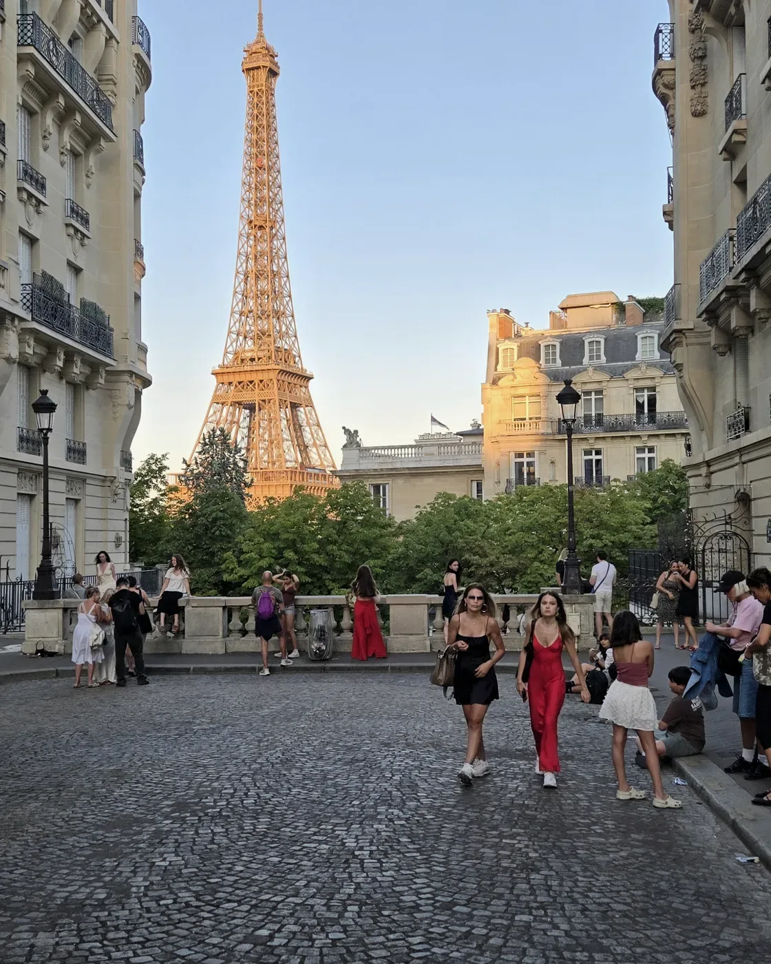 L'avenue de Camoëns et la tour Eiffel en fin de journée